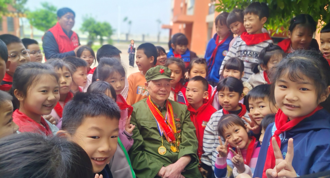 世界读书日，92岁抗美援朝老兵为资阳学子上了一堂思政课