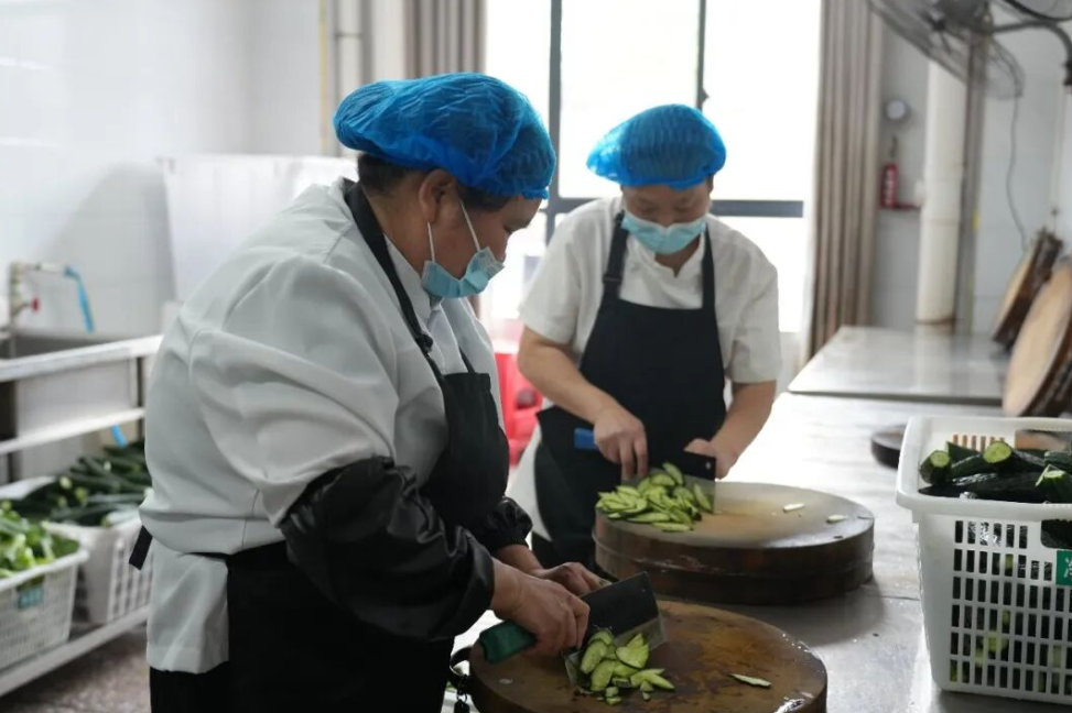 让妈妈掌勺校园食堂，湖南这所学校获新华社报道