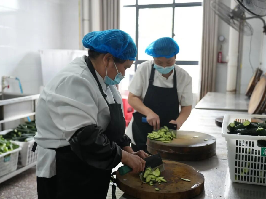 让妈妈掌勺校园食堂，湖南这所学校获新华社报道