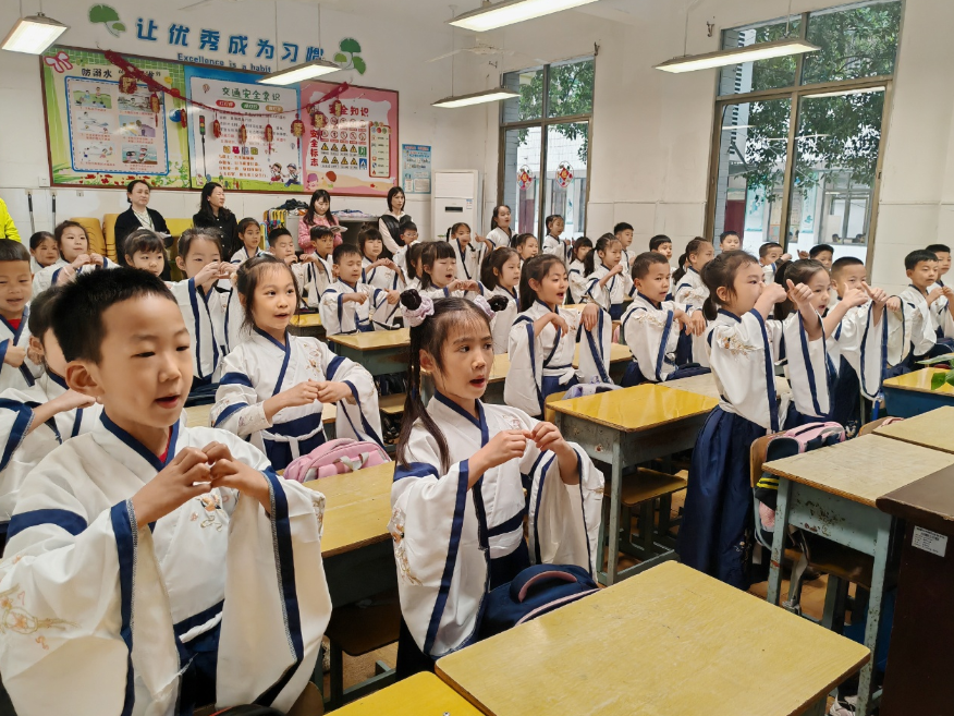 湘潭市雨湖区金庭学校：班颂大赛启幕全民阅读周，经典诵读浸润学子心灵