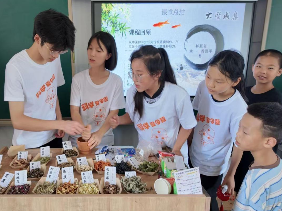 南华大学志愿队在小学开设聪耳中药香囊手工特色课堂