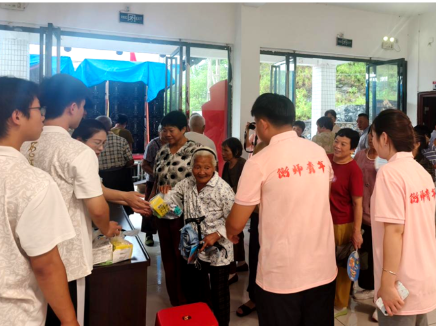 搭脉问诊送进村 衡阳师范学院学子赴祁东义诊