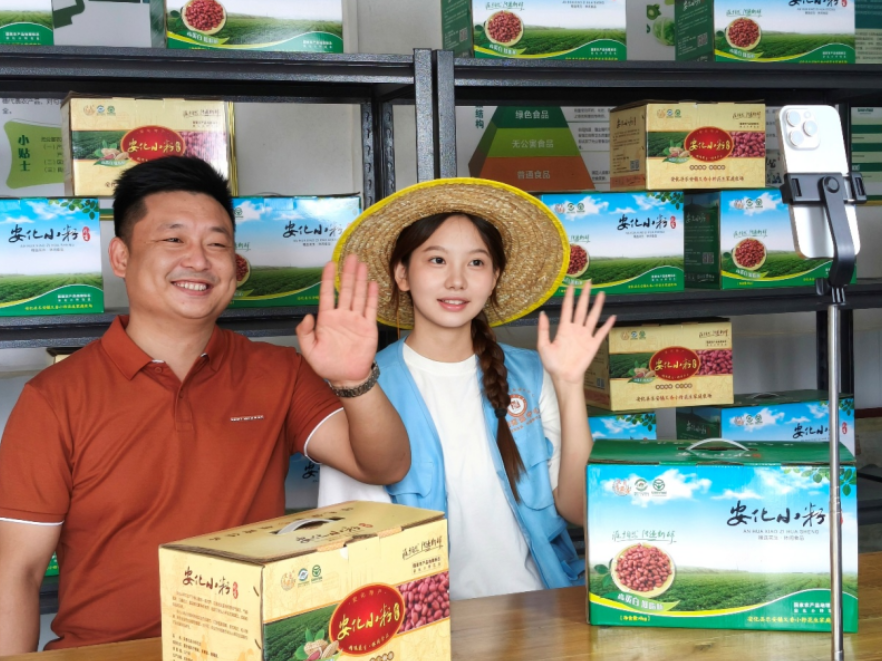 湖南城市学院：直播课走进安化农家书屋