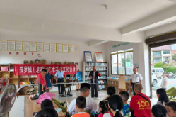 新晃县：五老匠心进暑托 根雕非遗润童心