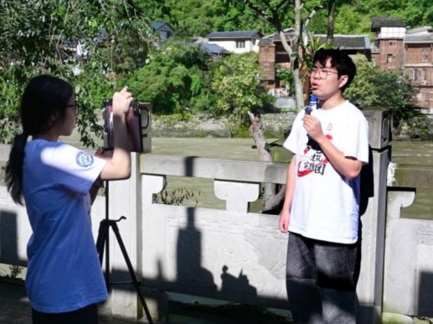 长沙理工大学学子赴泸定桥开展暑期专业实践
