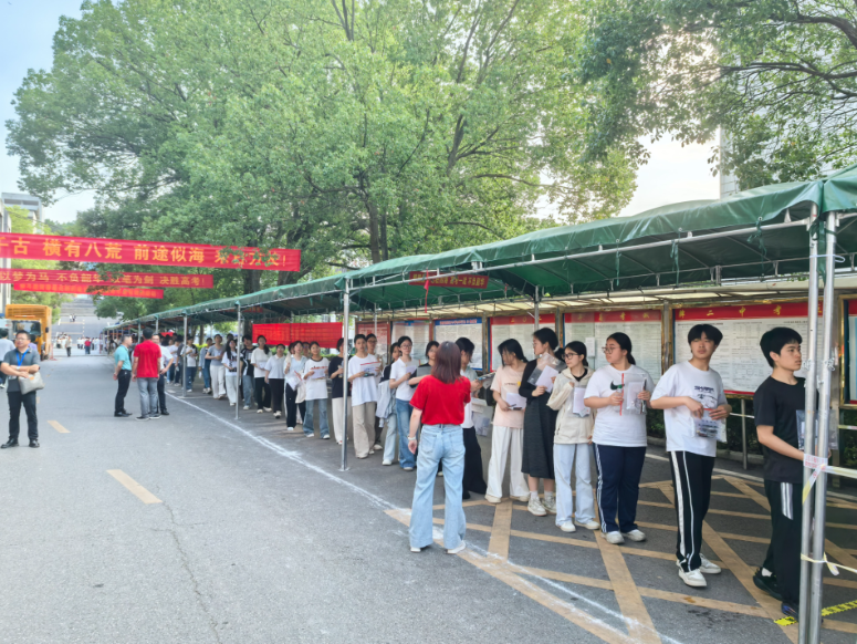 双牌：搭建“暖心长廊”护航三考 尽显人文关怀