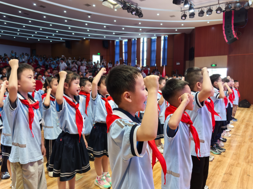新晃思源实验学校：红领巾心向党，新队员启新程