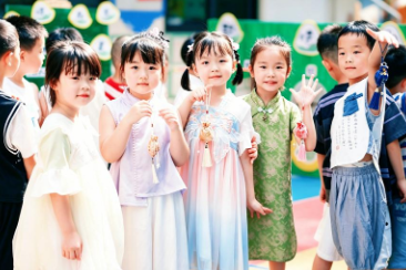 套圈射五毒、手作草药香囊……石鼓区西湖幼儿园萌娃“沉浸式”过端午