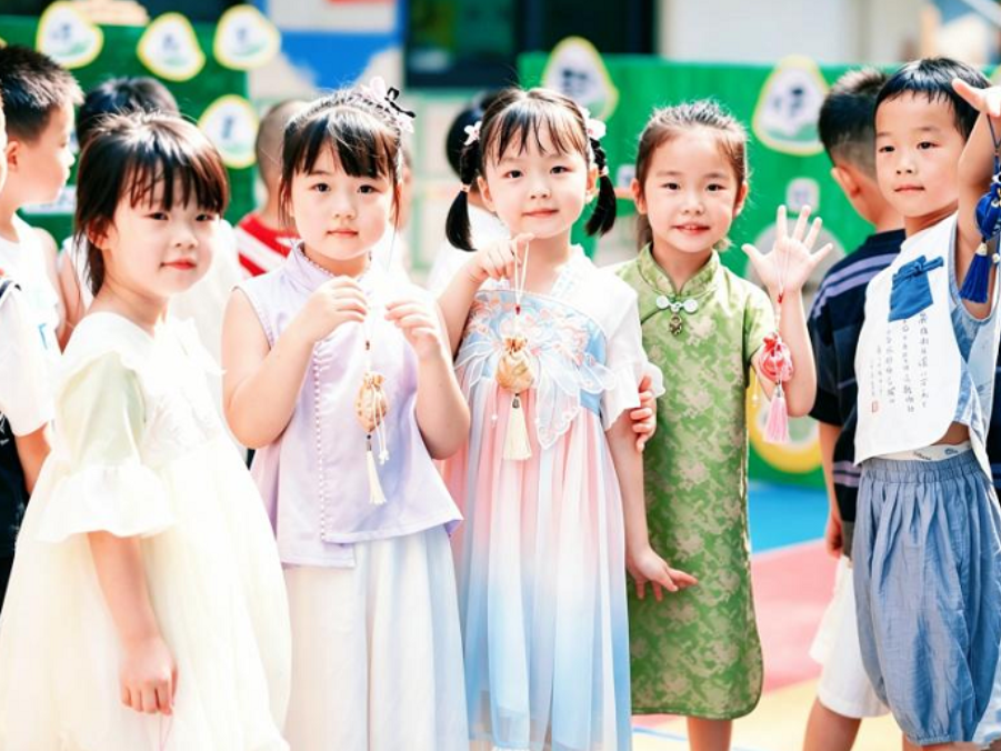 套圈射五毒、手作草药香囊……石鼓区西湖幼儿园萌娃“沉浸式”过端午