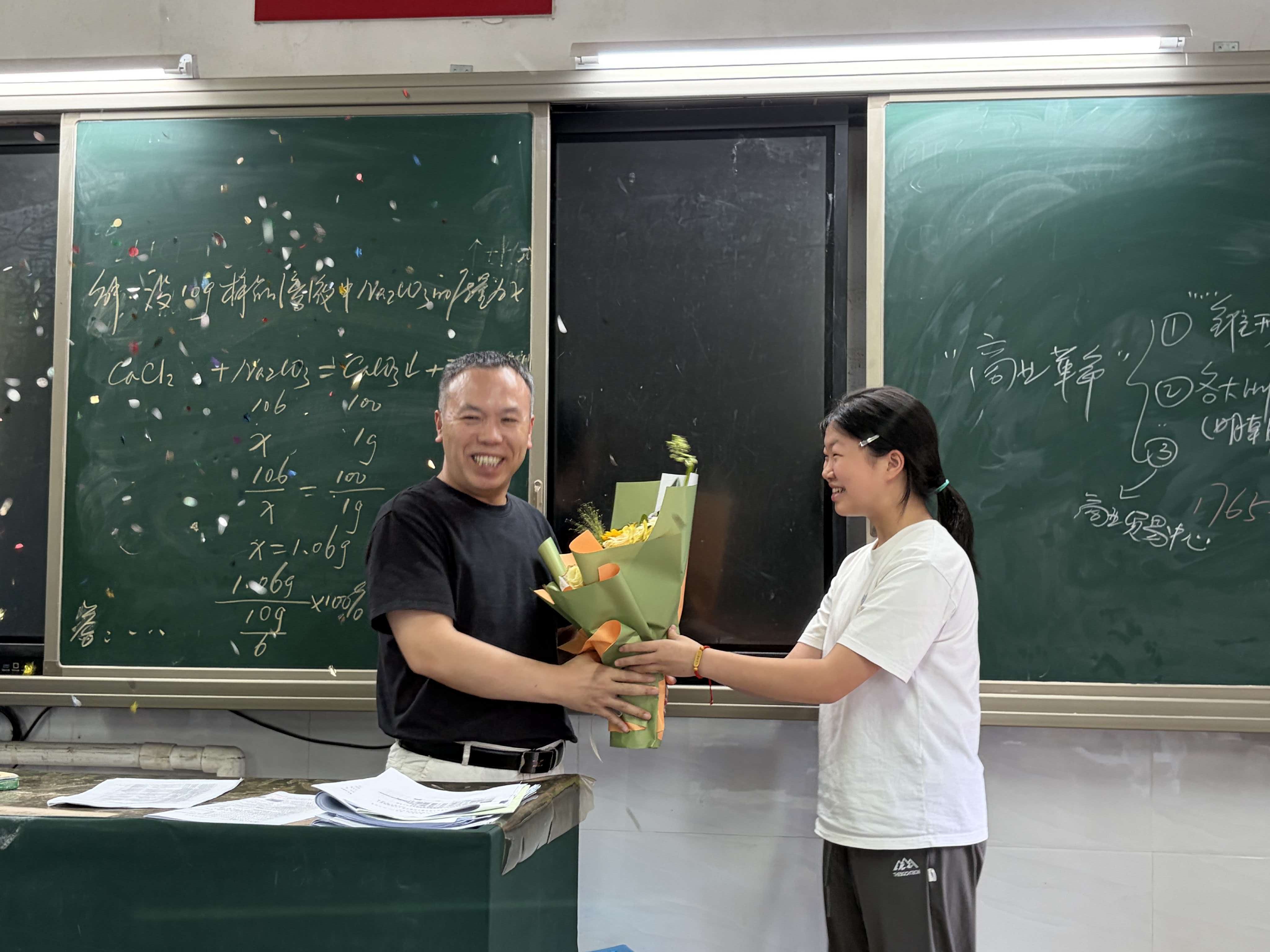 学生送花给张定正老师.jpg