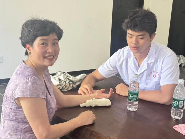 长沙医学院：古祠深处送健康  仁心仁术正青春