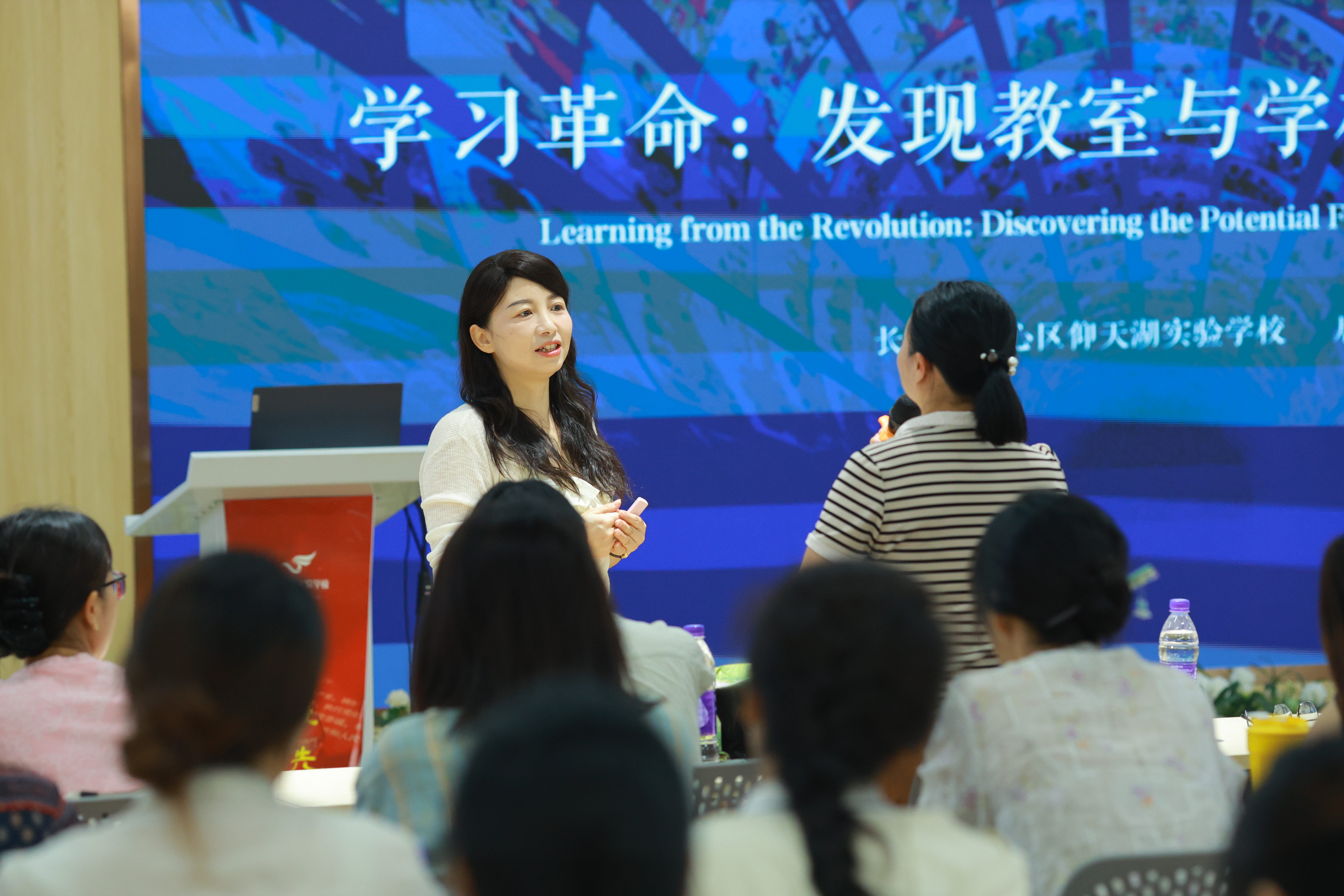 与学员互动.jpg