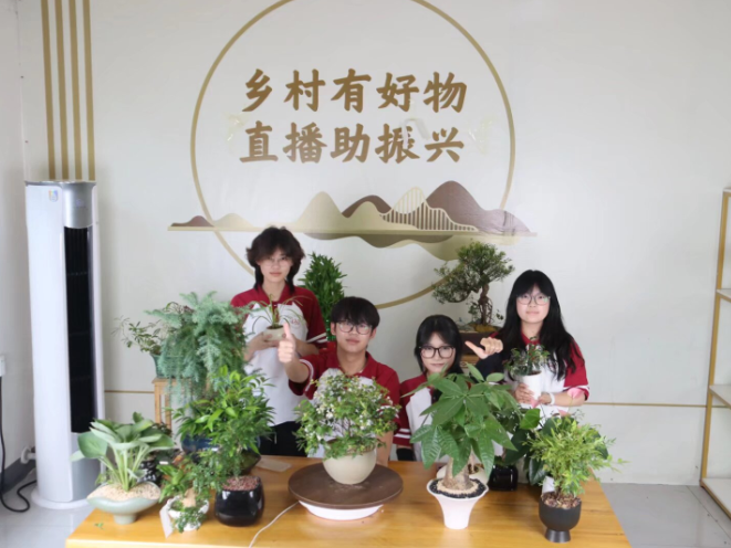 长沙医学院学子以双线直播赋能乡村振兴