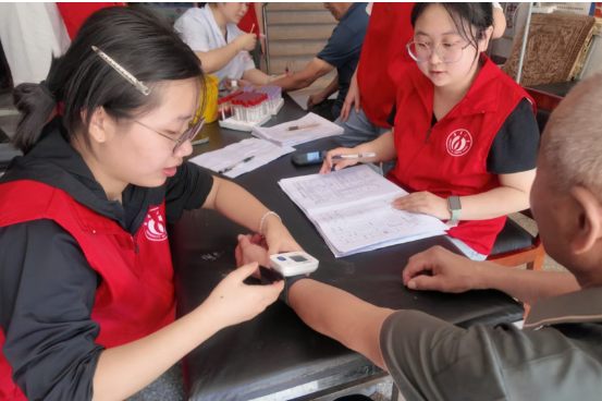 南华大学学子扎根卫生院“练兵”，护航银发族健康