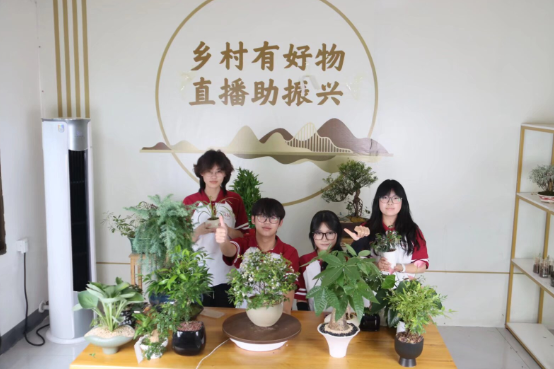 长沙医学院学子以双线直播赋能乡村振兴