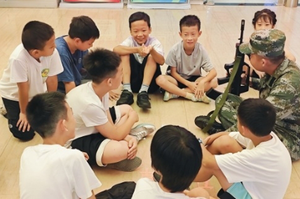 湘潭大学：将国防教育课堂“搬进”爱心托管班