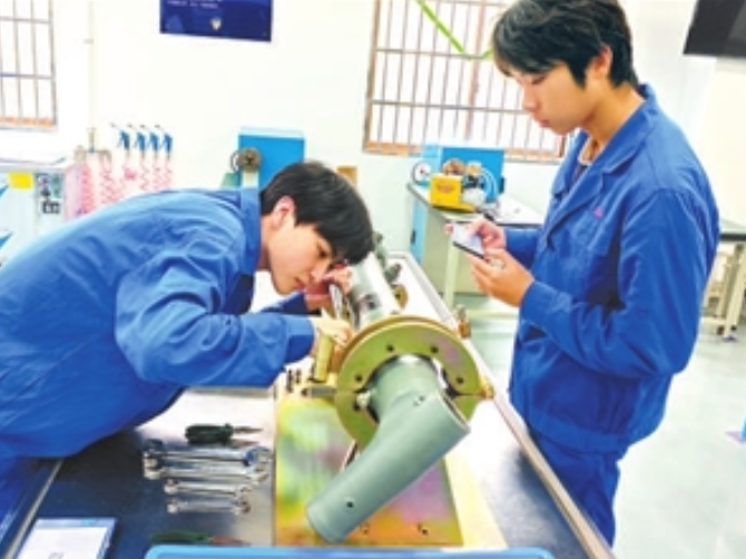  以“集群之力”支撑“产业之新”——湖南聚焦重点领域探索高技能人才集群培养路径