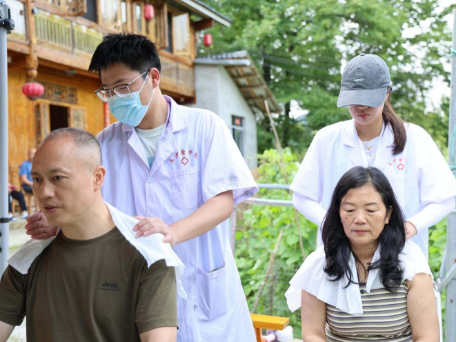 长沙医学院学子赴隆回崇木凼村开展义诊服务