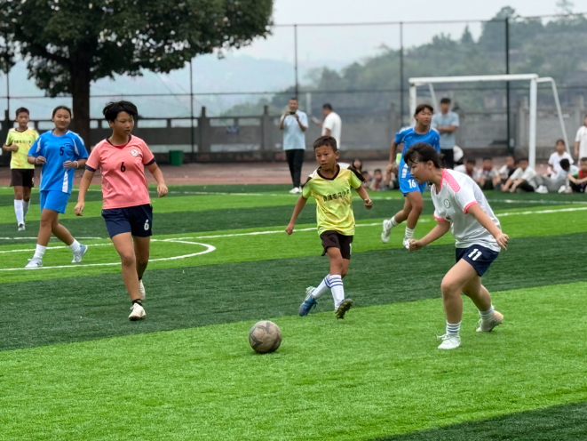 跨学段足球练兵 保靖县毛沟小学借县赛蓄力州三大球运动会