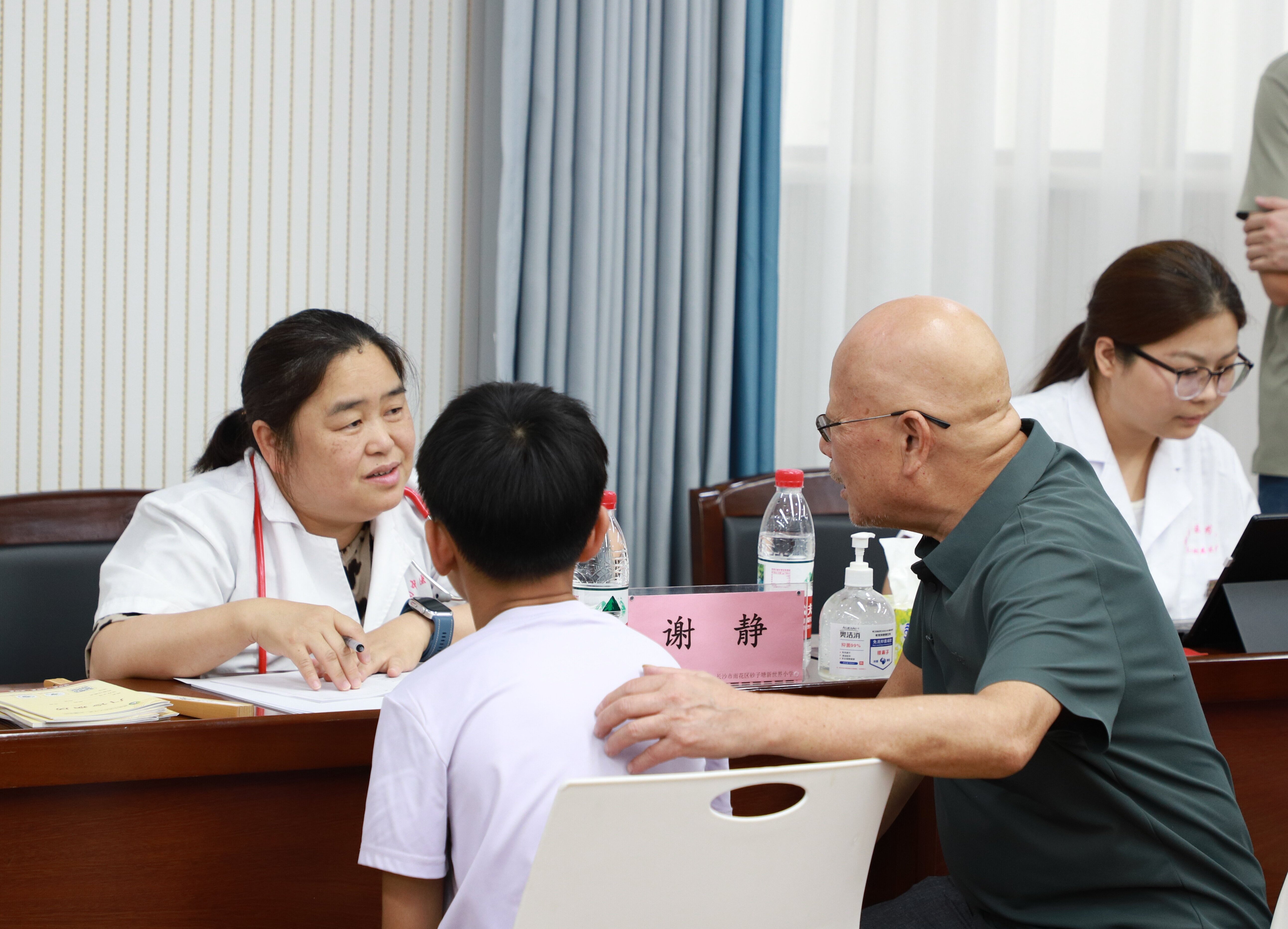 谢静医生给学生问诊.jpg