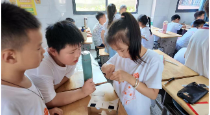 南华大学学子赴小学开展VR科普与DIY活动
