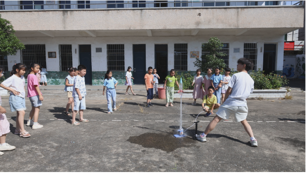 衡阳县杉桥镇中心小学：湖南大学学子的“水火箭”很“哇塞”