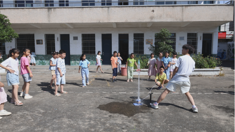 衡阳县杉桥镇中心小学：湖南大学学子的“水火箭”很“哇塞”