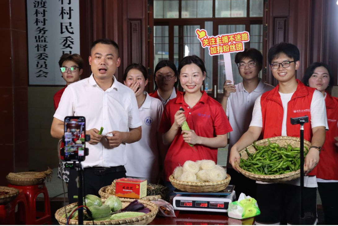 南华大学学子携手村支书直播乡土好物