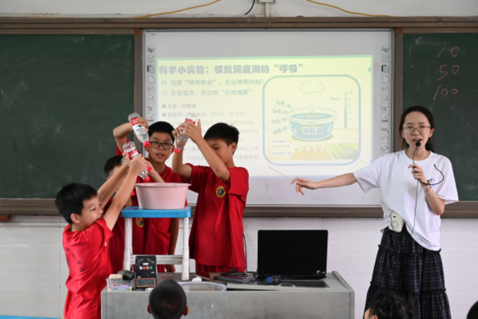 长沙理工大学学子带留守儿童开启“一滴水的奇幻漂流”