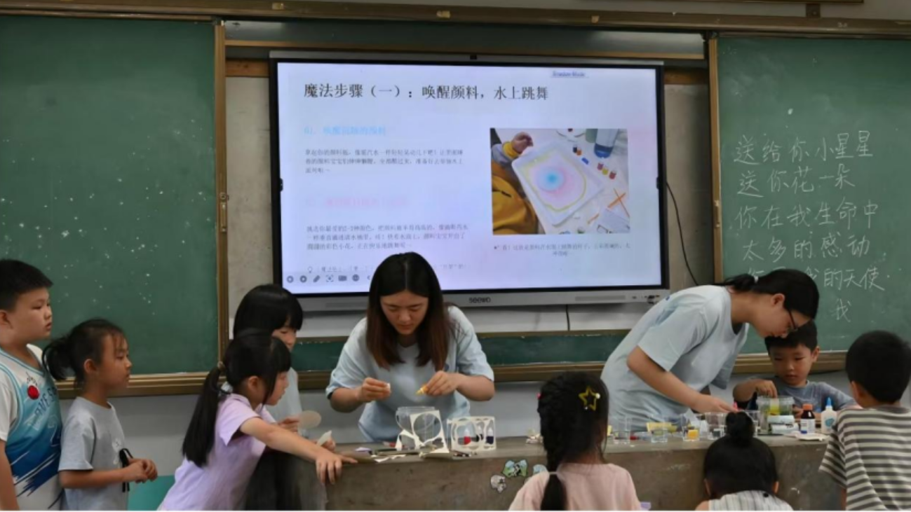 湖南财政经济学院：漆扇藏古韵 妙染绘童心
