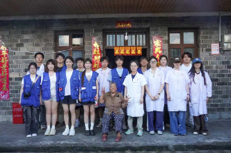 长沙医学院 “长青藤”实践队赴荆坪古村开展义诊活动