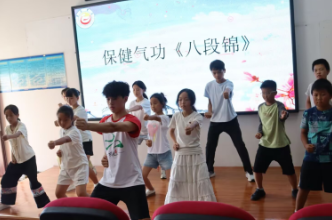 吉首大学实践团八段锦课堂伴乡村少年健康成长