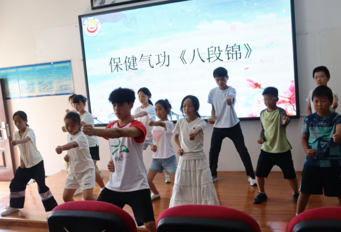 吉首大学实践团八段锦课堂伴乡村少年健康成长