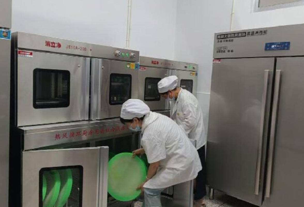 石门五小：后厨装上“大空调”  餐具住进“桑拿房”