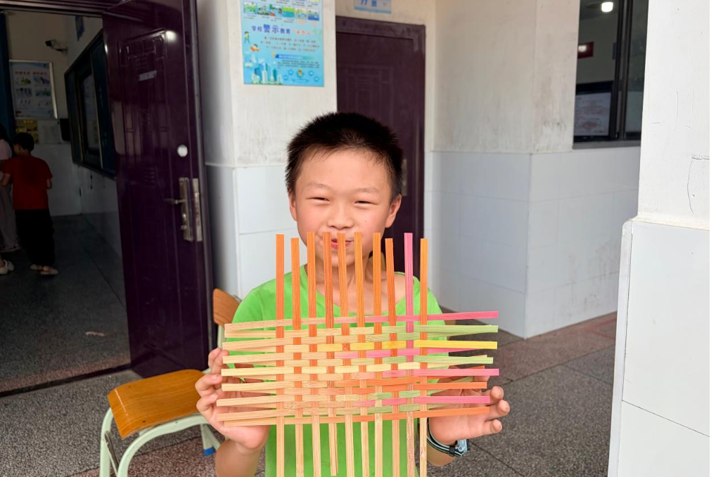 湖南财政经济学院志愿队走进桃江开展竹编美育课堂