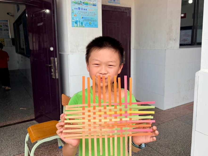 湖南财政经济学院志愿队走进桃江开展竹编美育课堂
