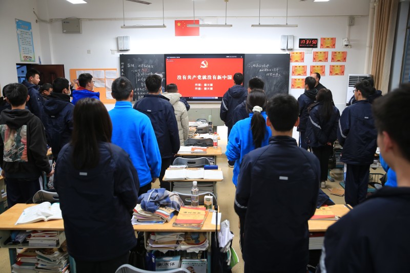 学生每天在教室开展唱红歌活动.jpg