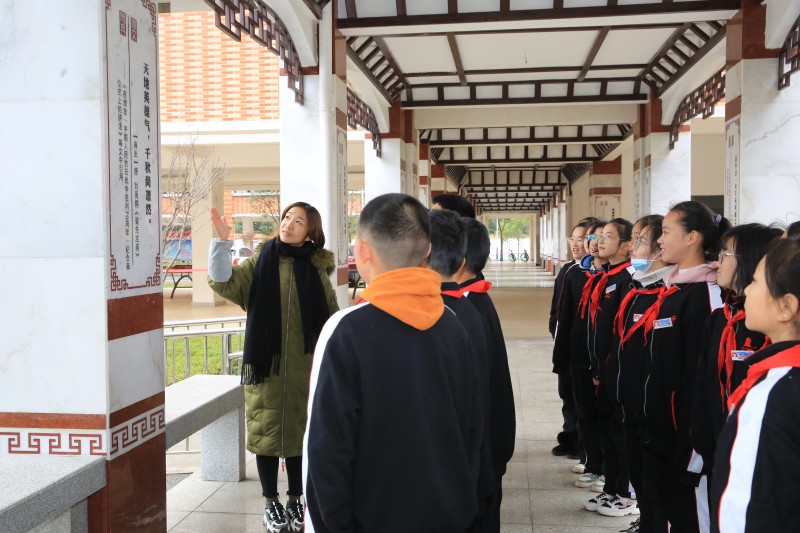 学校＂习近平用典文化长廊＂成为师生驻足与兄弟学校交流考察打卡地.jpg