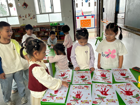 鼎城区尧天坪公立幼儿园：小手拓印祝福花，童心绽放爱中华