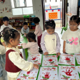 鼎城区尧天坪公立幼儿园：小手拓印祝福花，童心绽放爱中华
