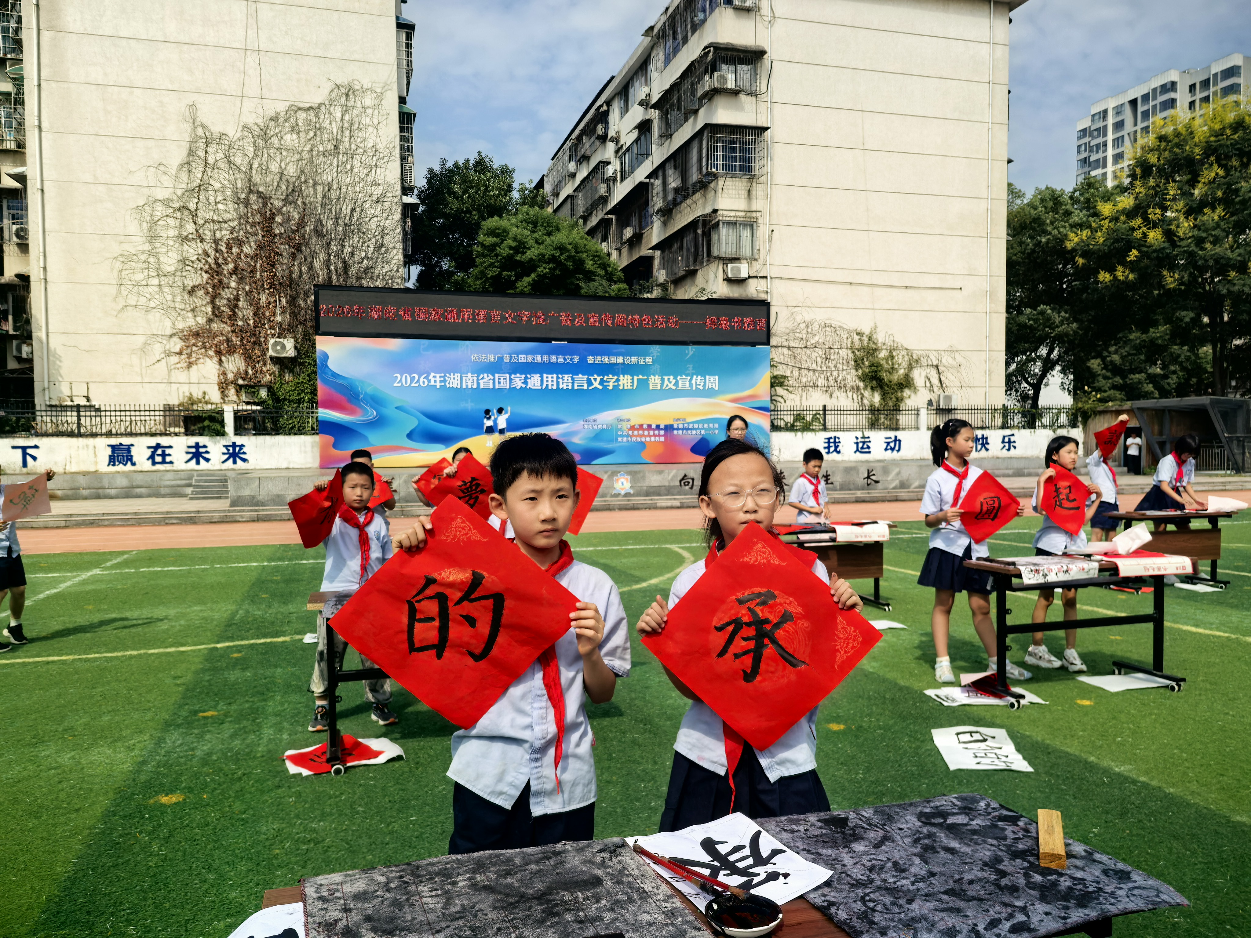 李岩霏（右）参与“挥毫书雅言”活动.jpg