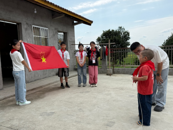 鼎城区草坪中心小学：一条红领巾，一份特别的入队仪式