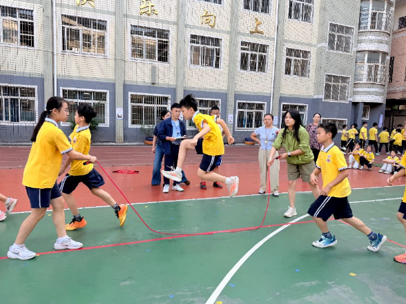 【耒阳站】长绳翻飞展风采，团结协作聚班魂，实验小学举行跳长绳比赛