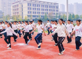 【衡东县站】杨山实验学校：七年级广播体操比赛举行，学子展现昂扬精神风貌