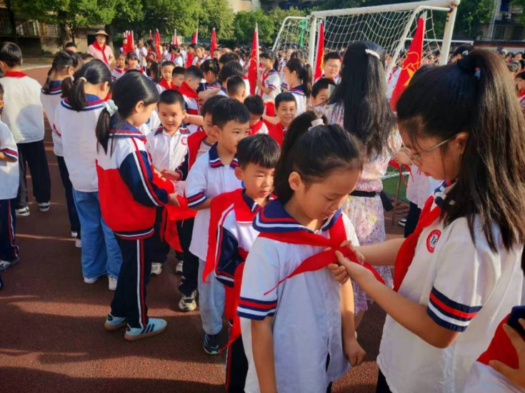 【资阳区站】益阳市人民路小学：入队仪式点亮长征精神