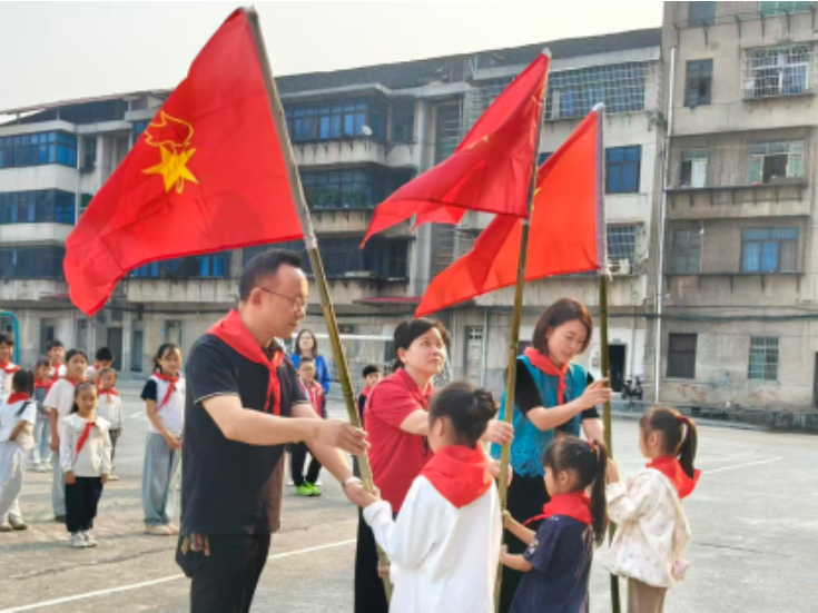 【衡阳县站】渣江镇中心小学：高举队旗跟党走，少年接力新征程