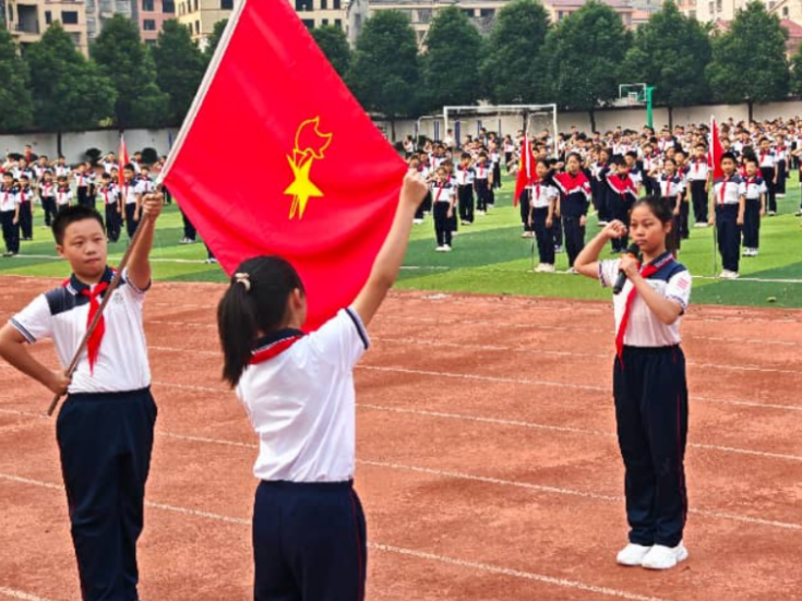 【资阳站】队旗飘扬，誓言铿锵，马良学校举办新少先队员入队仪式暨表彰活动