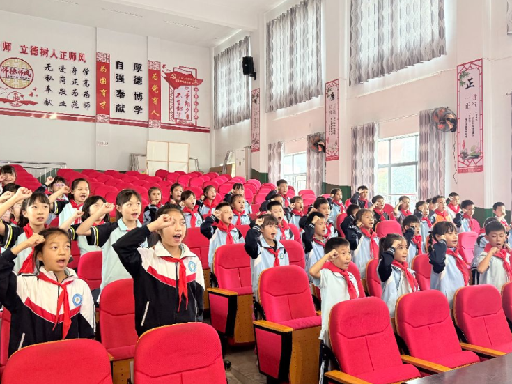 【洪江市站】红领巾启新程！洪江市稻源小学举行少先队新队员入队仪式