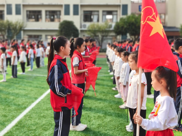 【石鼓区站】高举队旗跟党走，五一路小学举行少先队建队日主题活动暨新队员入队仪式