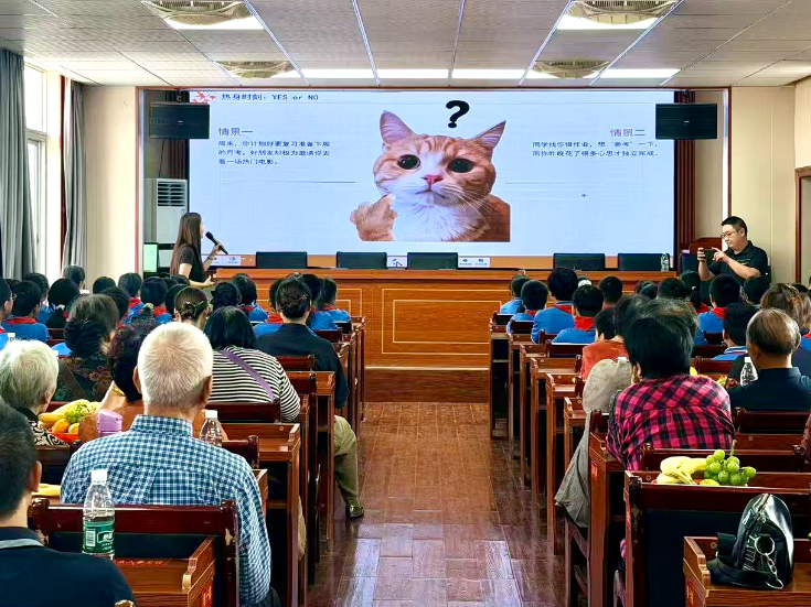【衡阳县站】西渡镇中心小学：银发“学生”重返课堂，重阳节上演“青春”碰撞
